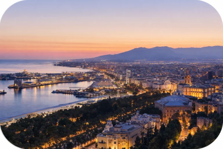 Vue générale de Malaga sur la Costa del Sol, zone concernée par les contrôles des locations touristiques