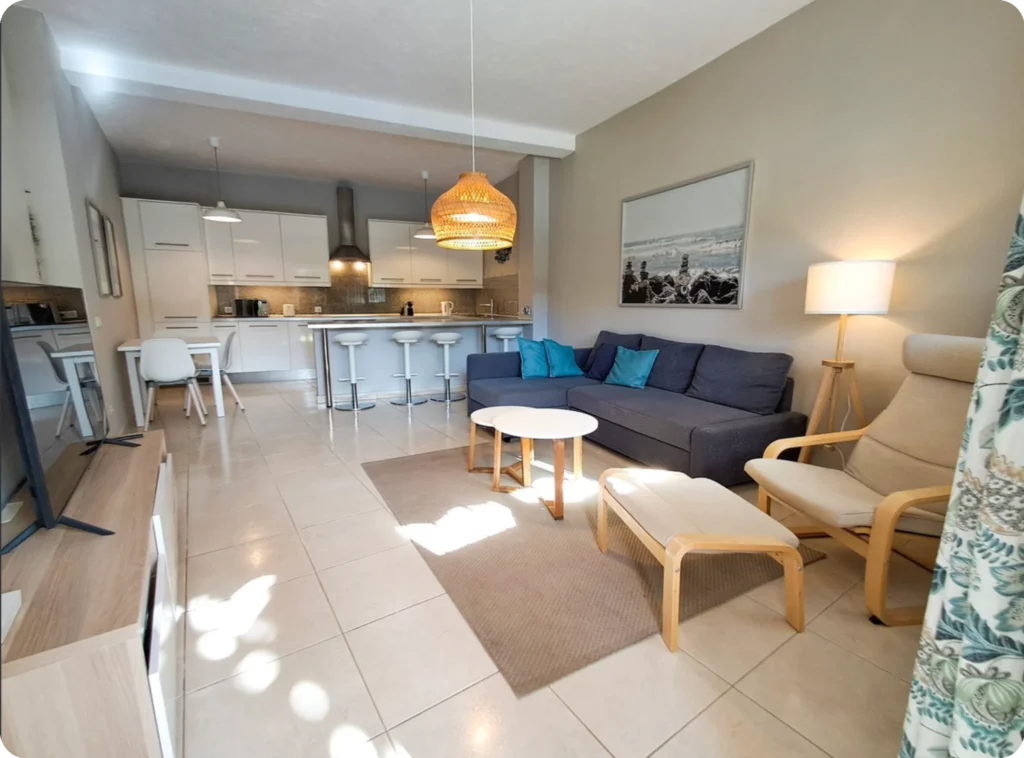 salon moderne appartement Marbesa Marbella espace de vie ouvert investissement Costa del Sol