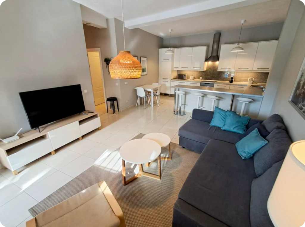Salon lumineux avec cuisine ouverte – Marbesa Marbella