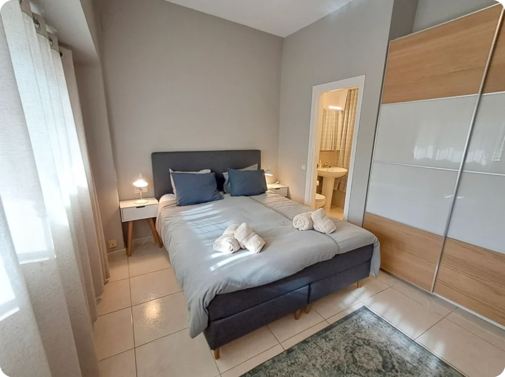 chambre appartement Marbesa Marbella lit double placard intégré prêt à louer Costa del Sol